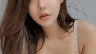 침대에서 남친을 유혹하는 섹시 슬립 의상 가슴골