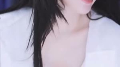 깅예솔 흰 끈나시 숙인 가슴골 검정 돌핀