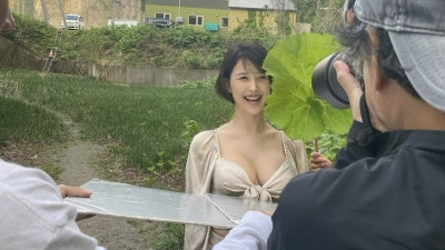 사진 찍는 아오이 츠카사
