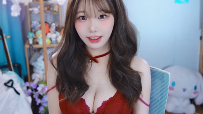 수련수련 강렬한 레드 의상