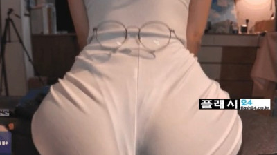 뒤돌아서 돌핀팬츠 보여주는 엄소진
