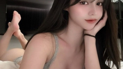 침대에서 회색 CK 속옷만 입은 누나
