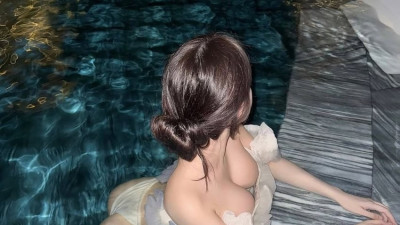 수영장에서 몸매자랑하는 자세