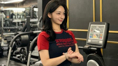 몸매까지 완벽한 카리나 닮은 헬스녀