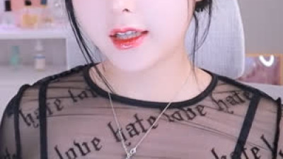 하연두 걷어 올려주는 망사 시스루 속 블랙 브라 가슴골