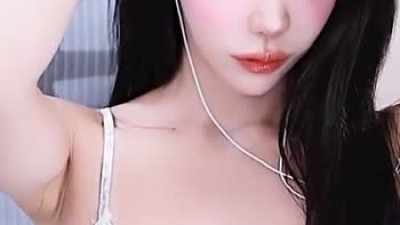 겨우디 오일 바른 깊게 파인 가슴골