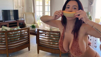 멜론 먹는 처자