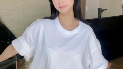 명아츄 흰티 올려서 보여주는 흰브라 가슴골