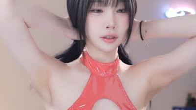 한갱 가운데 뚫린 에나멜 홀터넥 의상 가슴골 겨드랑이 활짝 오픈