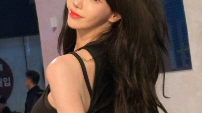 겨우디 길거리 사복 밀착 블랙 원피스 가슴 라인