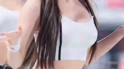 김해리 치어리더 크롭 흰 끈나시 가슴골