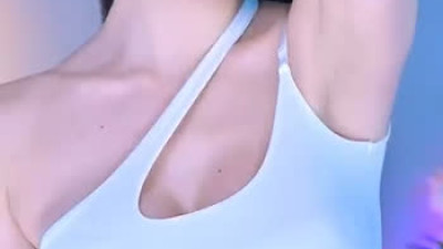 갓리타 오일 바른 가슴 흰 크롭탑