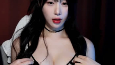 한갱 메이드복 내려서 보여주는 검정 브라 가슴골