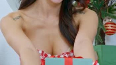 모델 소희 크리스마스 남친을 위한 선물 오프솔더 숙인 가슴골 누브라 노출