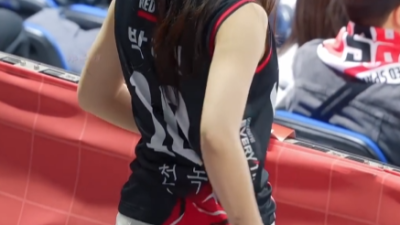 뒤에서 본 하지원 치어리더...흰 핫팬츠 터질듯한 허벅지