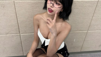 최솜이 긱시크 안경 오프솔더 위에서 내려다본 가슴골