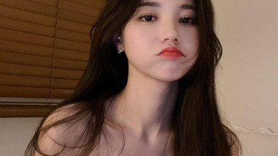 BJ 화정 침실에서 블랙 레이스 슬립 가슴골