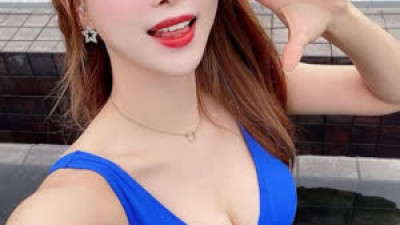 김한나 치어리더 파란 수영복 각도 좋은 가슴골