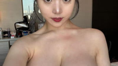 이연우 침대위 튜브탑 거유 가슴