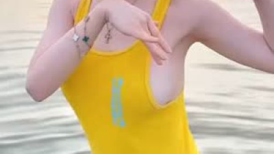 DJ 소다 헐렁한 노란 나시 원피스 틈으로 보이는 옆가슴