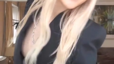 정장 자켓속에 아무것도 입지않고 여주는 로제 ㄷㄷ