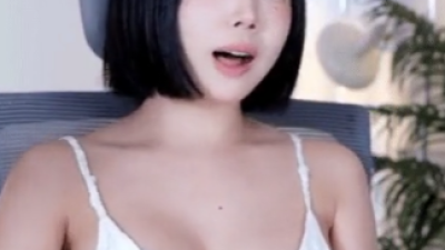 정다별이 가슴골이 시원한 흰 슬립 의상