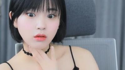 동물귀 머리띠에 끈나시 입은 문월