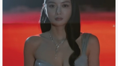 와 김유정 가슴골 ㄷㄷ