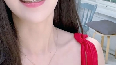 쏘블리 이소영 레드 원피스 가슴골