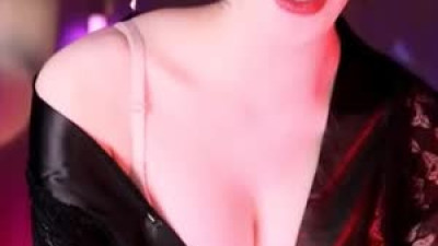 컨셉 분위기가 쩌는 한갱 흘러내린 어깨선 가슴골