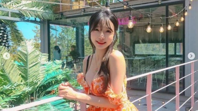 수련수련 인스타 여친룩 원피스 묵직한 가슴골 블랙 브라 노출