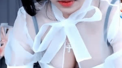 키보드 정리하다 방심한 엘린 헐렁한 브라 가슴골 노출