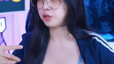 해까닥여울이 아디다스 저지 속 하늘색 끈나시 육덕 가슴골