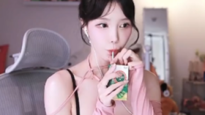 팔 올리다가 브라 노출한 겨우디
