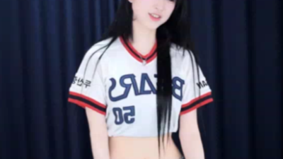두산 유니폼 입고 허리 라인 자랑하는 문월