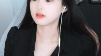 문월 단추 풀고 과감한 미드 노출