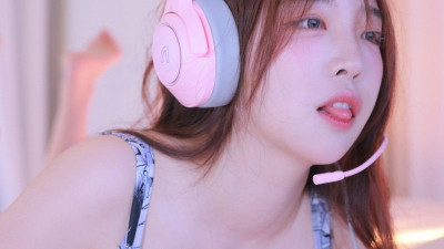 모모리나 애니 모노키니 수영복 가슴골 매끈 왁싱