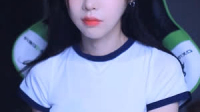 유혜디 티셔츠 가슴밑 찢어서 말아주는 언더붑