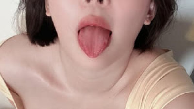 강인경 가슴골 보여주며 아헤가오