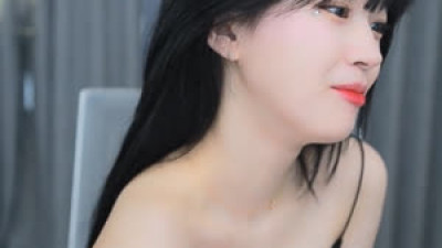 문월 검정 슬립 끈이 자꾸 내려가서 뽀얀 살결과 가슴골 노출