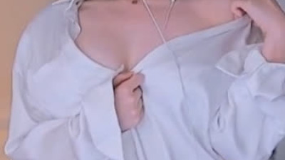 겨우디 남친을 미치게 하는 남친 셔츠 입고 유혹하는 몸짓 윗가슴골