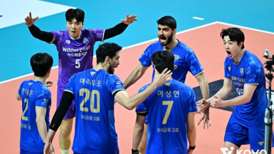 우리카드, 한전 잡고 '장충 징크스' 탈출…'봄배구' 불씨 살렸다(종합)