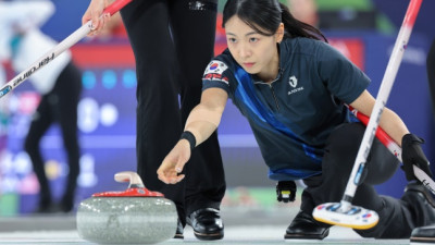설 끝자락에 온 ‘승전보’ 될까…여자 컬링, 세계 1위 스위스와 3-3 접전
