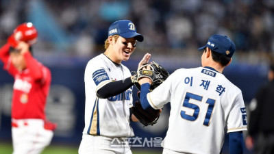 [포토]'병살처리 좋았어!' 이재학과 자축하는 박민우