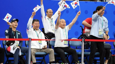 [포토] 휠체어농구 응원하는 정진완 회장-김진혁 선수단장