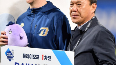 [포토]'플레이오프1차전 MVP 차지한 페디'