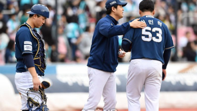 [포토]김민혁에게 동점타 허용하고 마운드에서 내려가는 신민혁