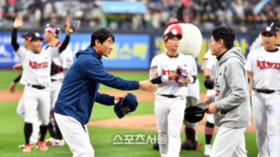 [포토]'한국시리즈에서도 잘 싸우시길' 강인권 감독