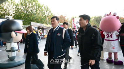 [포토] KBO 허구연 총재 'KS 열리는 잠실야구장 점검'