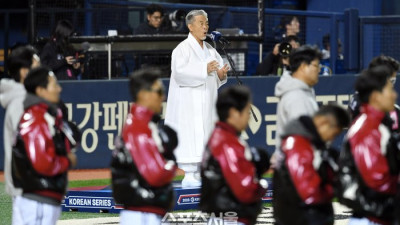 [포토]한국시리즈 1차전 애국가 부르는 장사익